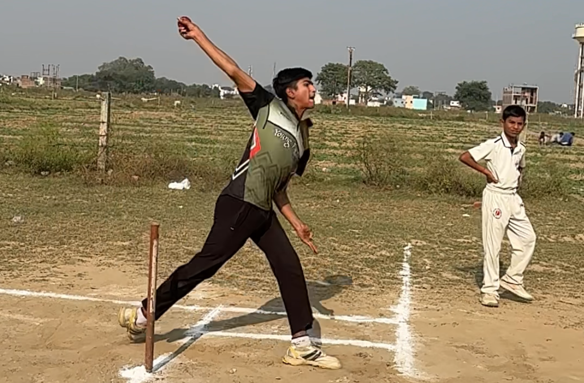 ट्रायल में गेंद फेंकता गेंदबाज