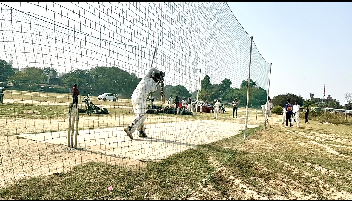 ट्रायल में  शॉट खेलता बल्लेबाज