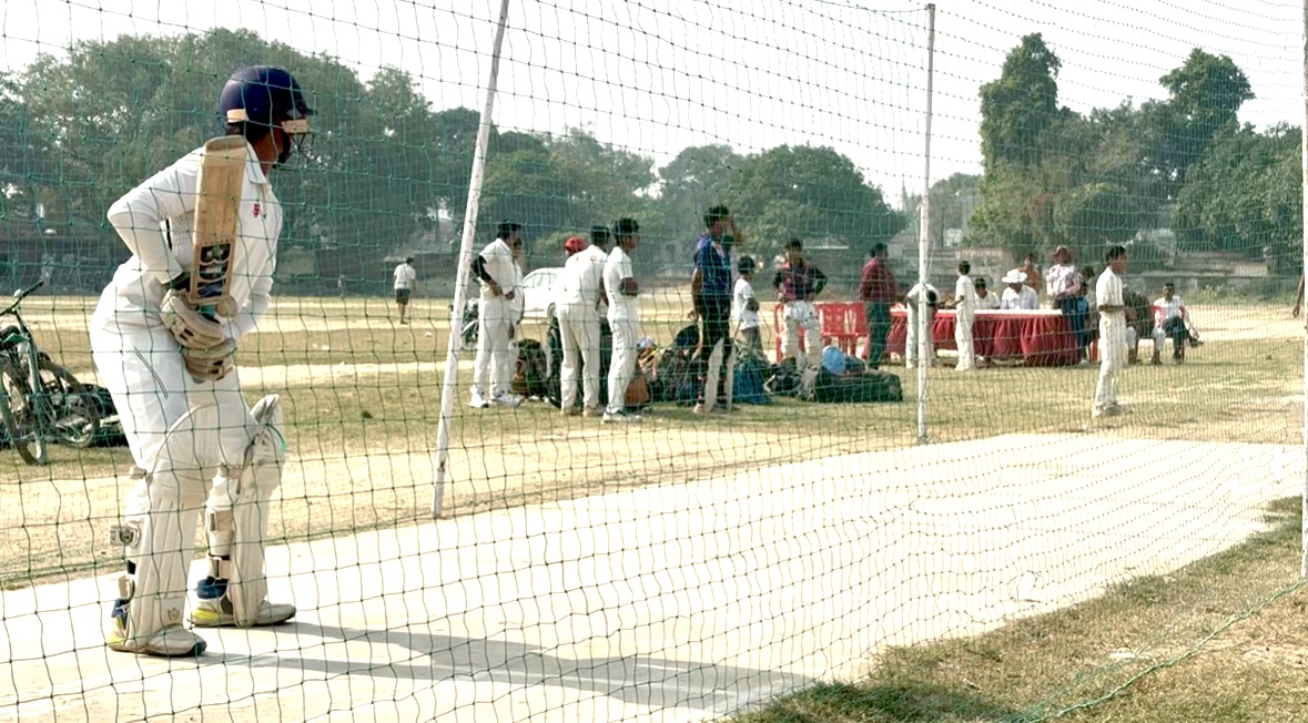 शॉट खेलता बल्लेबाज